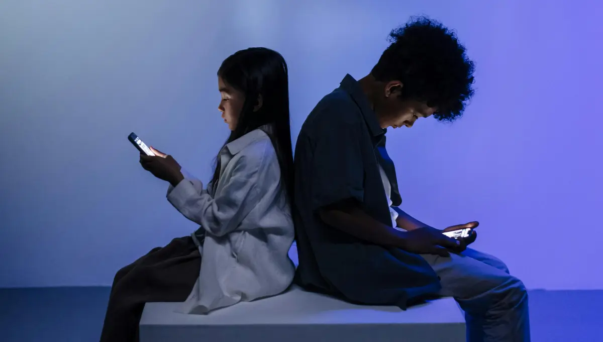 Signs of phone addiction in kids — parent's guide showing a teen on a smartphone late at night